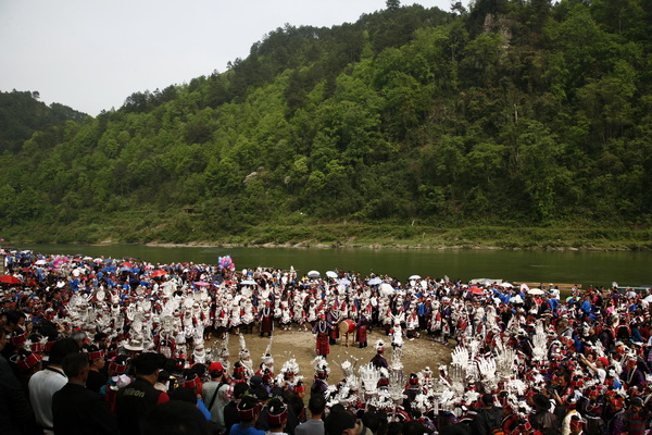 姊妹节的发源地——施洞清水江畔踩鼓.jpg